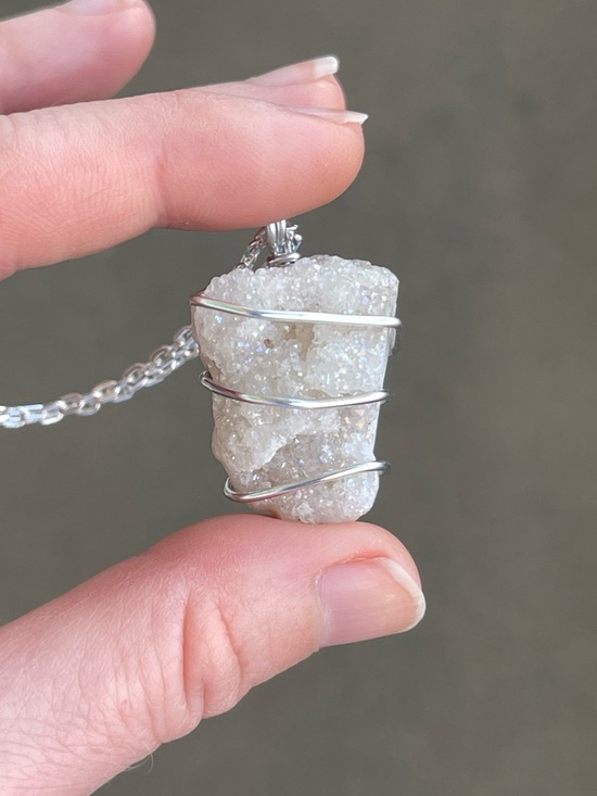 beads&bellbottoms Jewelry - White Druzy Agate Silver Tone Necklace